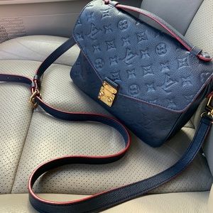 Auth Pochette Métis Empriente Marine Rouge